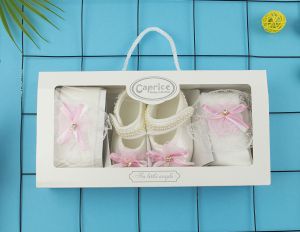 Комплект в кутия- бебе обувчици, чорапогащник и лента за коса