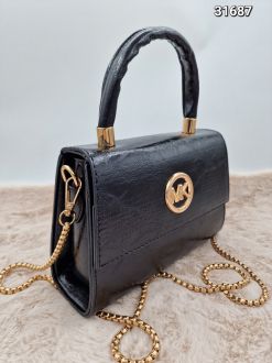 Стилна кожена чанта с метална дръжка